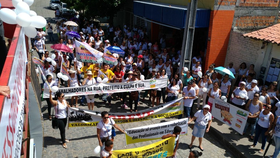Manifestação de professores pelas ruas de Teofilândia na manhã desta quinta-feira (Foto: Diego Macedo/TV Subaé)