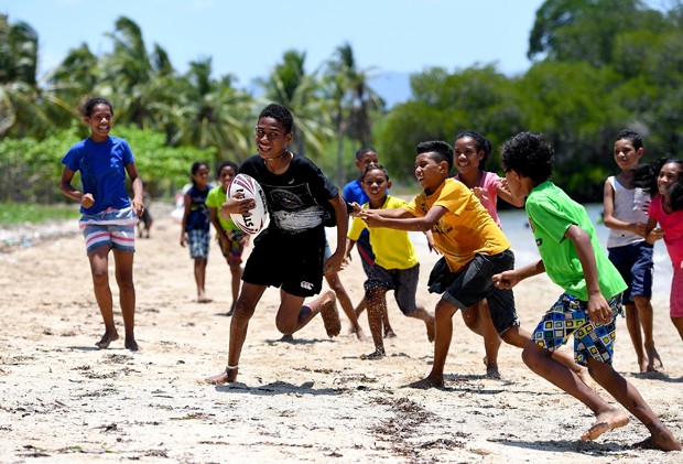 Crianças se divertem na praia (Foto: Bradley Kanaris/Getty Images)