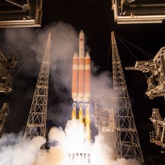 CAPE CANAVERAL, FLORIDA - AUGUST 12: In this handout provided by NASA, The United Launch Alliance Delta IV Heavy rocket launches NASA's Parker Solar Probe to touch the Sun from Launch Complex 37 at Cape Canaveral Air Force Station on August 12, 2018 in Ca (Foto: Bill Ingalls/NASA via Getty Images)