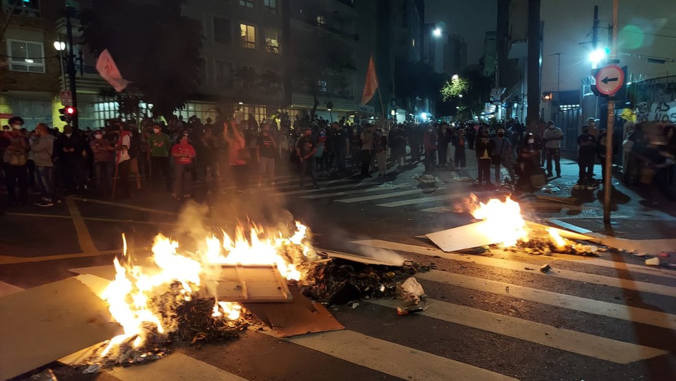 Manifestantes ateiam fogo em frente à Câmara durante protesto contra Reforma da Previdência municipal de SP — Foto: Rodrigo Rodrigues/g1