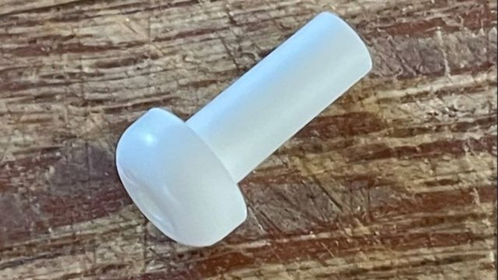 Ele disse que ficou 'instantaneamente aliviado' quando o pequeno objeto branco foi finalmente extraído de seu ouvido — Foto: BBC