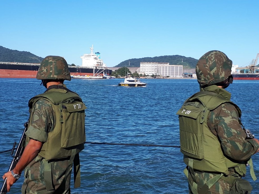 Fuzileiros navais participaram da operação com outros agentes de segurança no Porto de Santos, SP (Foto: Rodrigo Nardelli/G1)