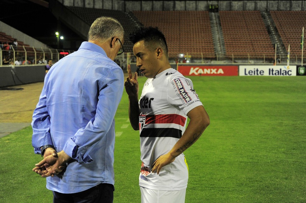 Dorival Júnior conversa com Cueva em derrota do São Paulo (Foto: Marcos Ribolli)