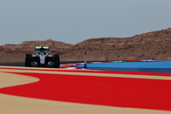 Nico Rosberg em ação no 1º treino livre para o GP do Bahrein (Foto: Getty Images) Nico Rosberg em ação no 1º treino livre para o GP do Bahrein (Foto: Getty Images)