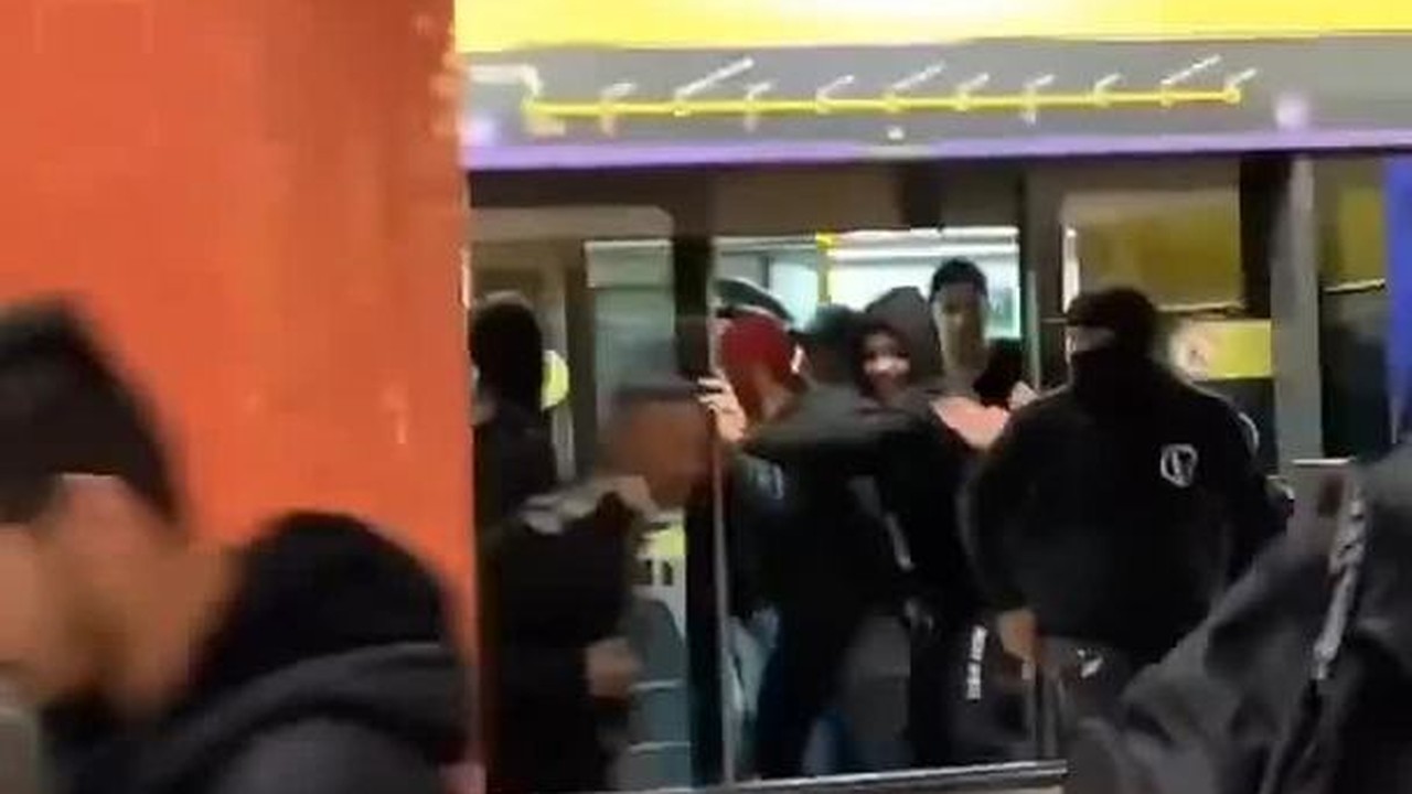 Torcidas de Corinthians e São Paulo brigam em estação de metrô