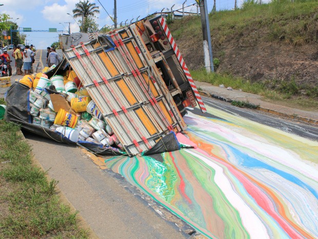 Caminhão carregado de tinta tomba em cruva e pinta um 'arco-íris' no asfalto, em Manaus (Foto: Tiago Melo/G1 AM)