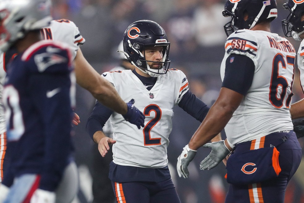 Cairo Santos com o uniforme branco dos Bears cumprimentando os companheiros