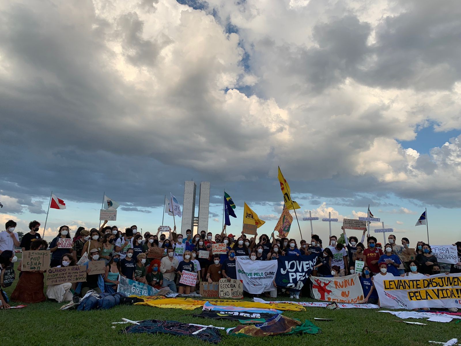 Grupo se reúne em frente ao Congresso Nacional para protestar contra mudanças climáticas