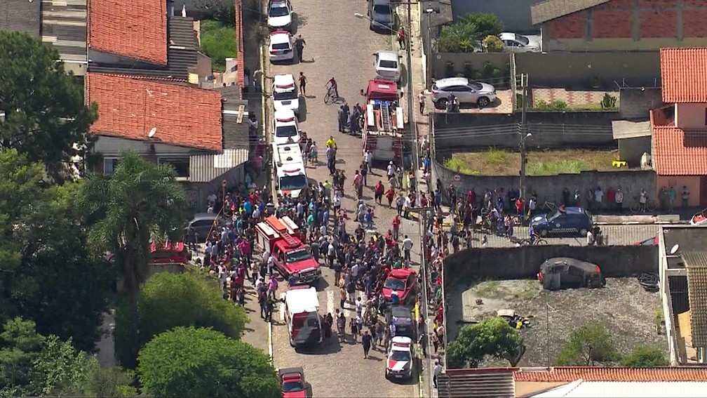 Movimentação em frente à escola Raul Brasil, onde assassinos mataram alunos e funcionárias — Foto: Reprodução/TV Globo