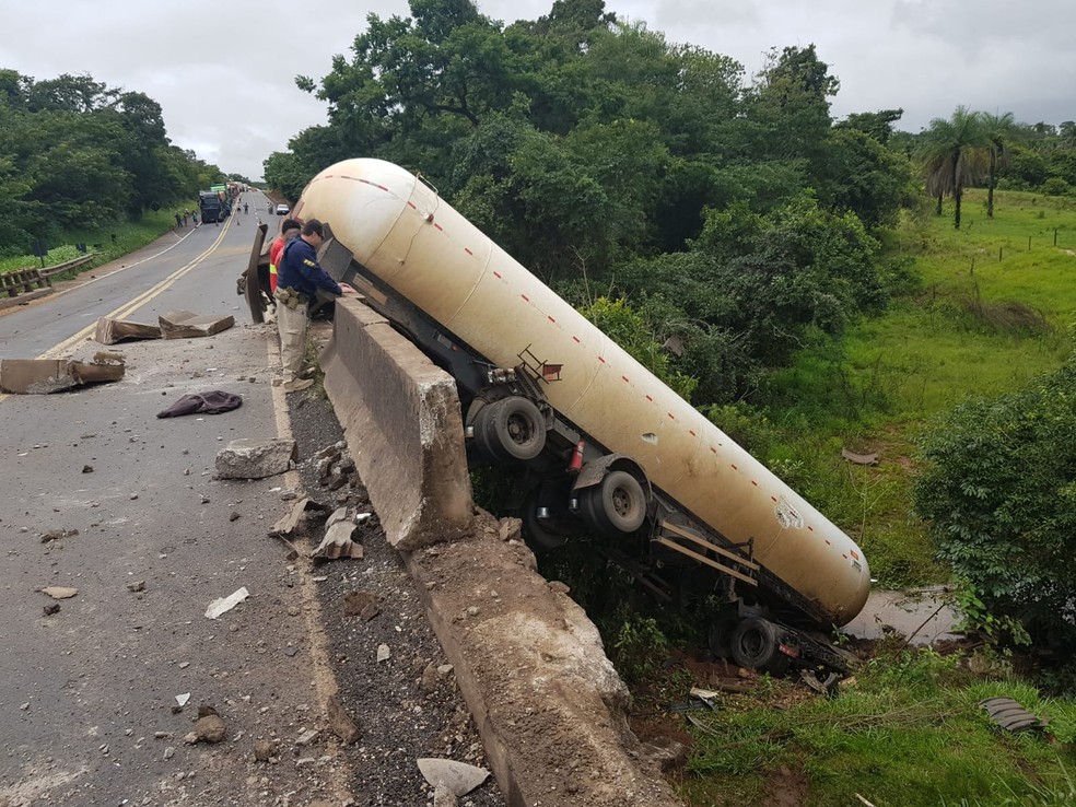 Prata: Caminhão-tanque de gás despenca de ponte após bater em carreta na BR-153 