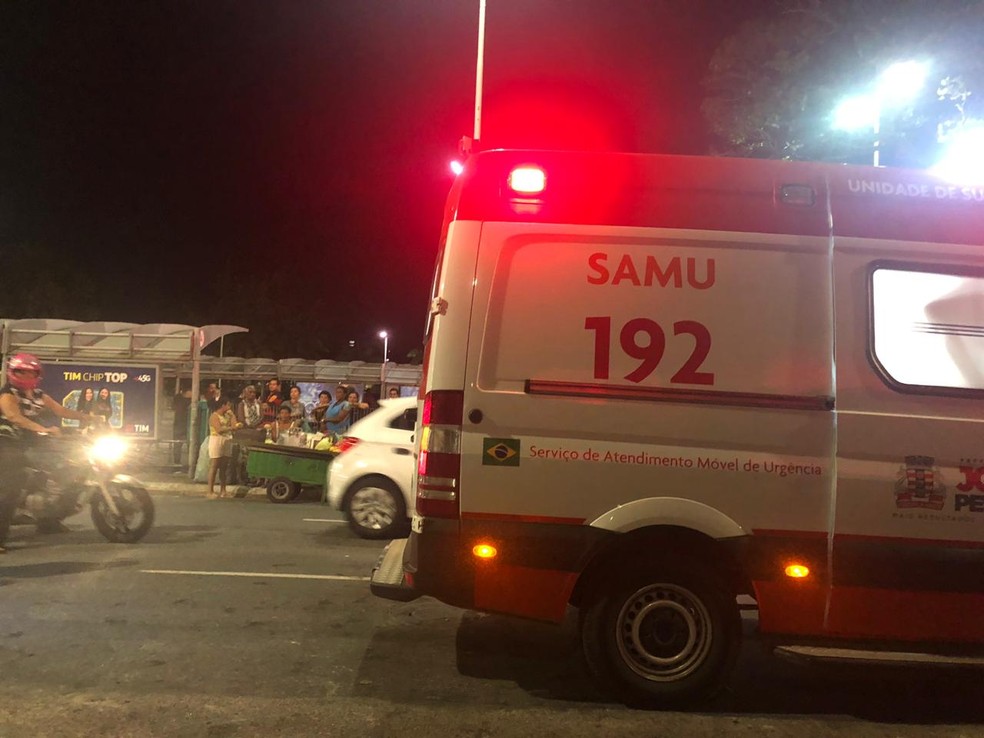 Samu fez o atendimento ao homem espancado, no Centro de João Pessoa — Foto: Felícia Arbex/TV Cabo Branco