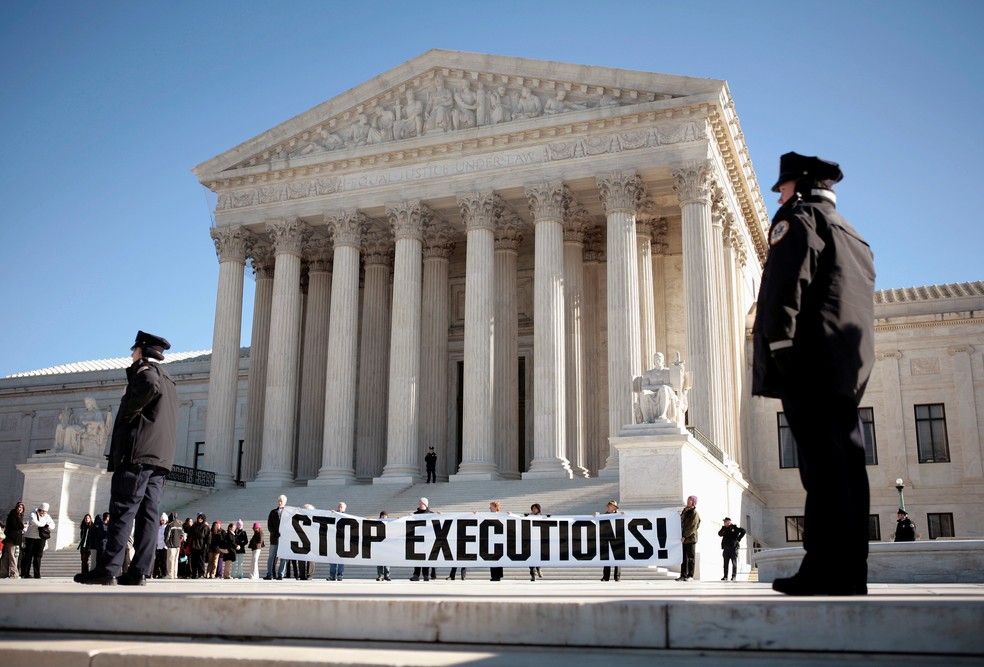 Manifestantes fazem protesto contra pena de morte em foto de arquivo, de janeiro de 2007, com cartaz que diz "parem as execuções!" em frente à Suprema Corte dos EUA em Washington. — Foto: Jason Reed/Reuters