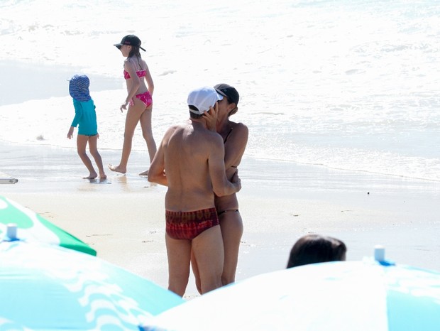 Fernanda Venturini se exercita e beija na boca em dia de praia (Foto: JC Pereira/ AGNEWS)