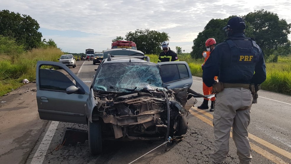 Colisão frontal entre veículos deixa uma pessoa morta e seis feridas na BR-135, no Maranhão — Foto: Divulgação/PRF