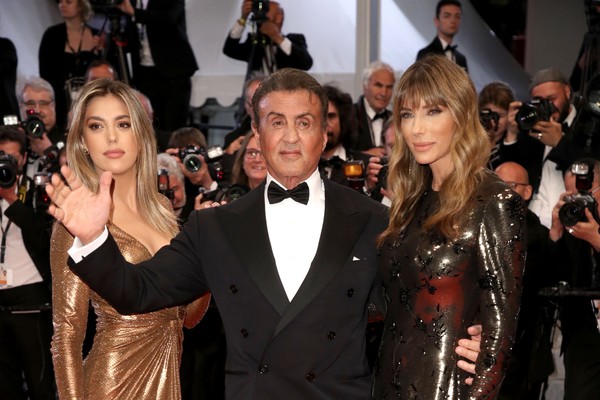 O ator Sylvester Stallone com a filha de 22 anos e aesposa, Jennifer Flavin, no lançamento de Rambo 5 no Festival de Cannes (Foto: Getty Images)