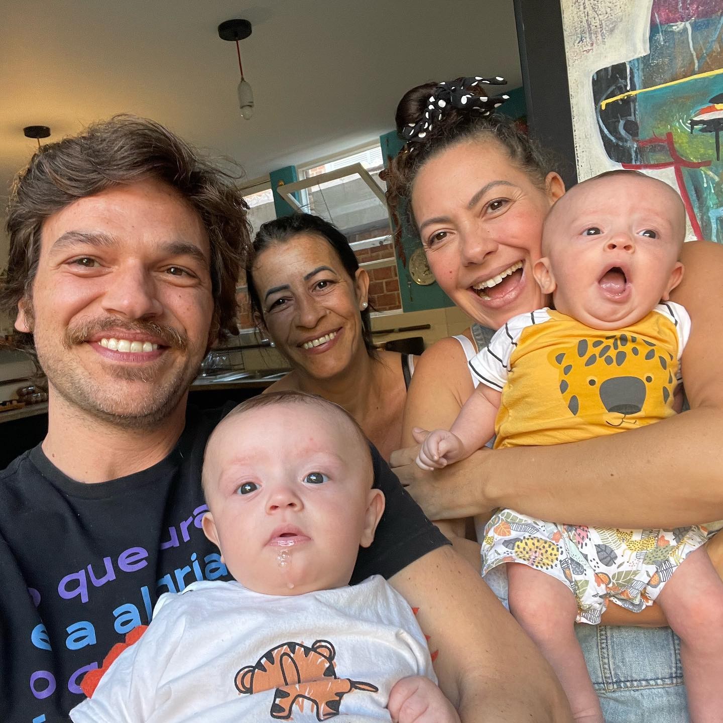 Fabiula Nascimento posa com Emílio Dantas e os filhos Roque e Raul (Foto: Reprodução/Instagram)