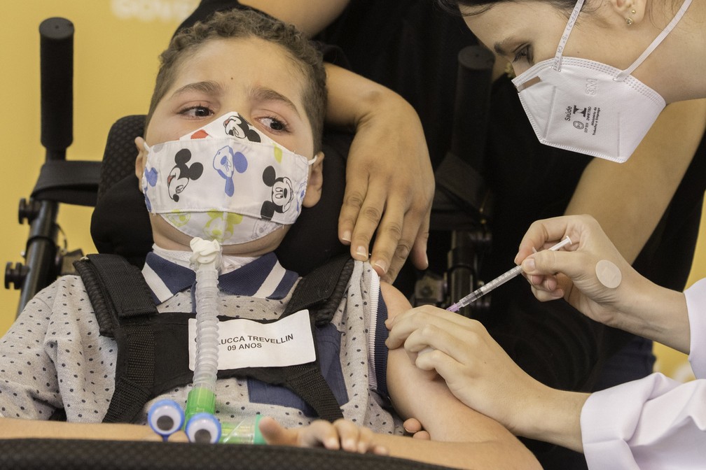 Gianlucca Trevellin, que possui atrofia muscular, é vacinado contra a Covid-19 nesta sexta (14)  — Foto: BRUNO ROCHA/ENQUADRAR/ESTADÃO CONTEÚDO