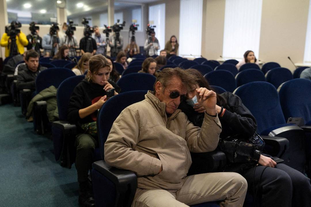 Sean Penn assiste a uma entrevista coletiva do governo ucraniano nesta quinta-feira (24), em Kiev. Ele está no país fazendo um documentário sobre a invasão russa