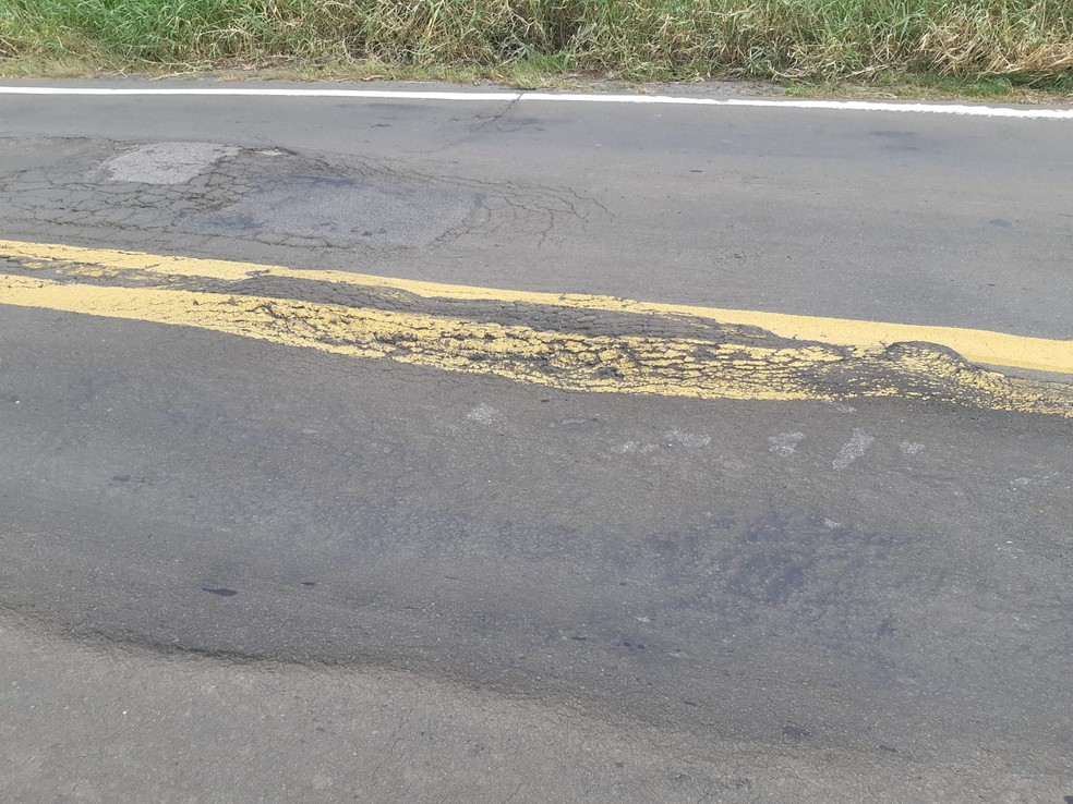 Motoristas reclamam de problemas na rodovia que liga Piracicaba a Anhembi — Foto: Edijan Del Santo/EPTV