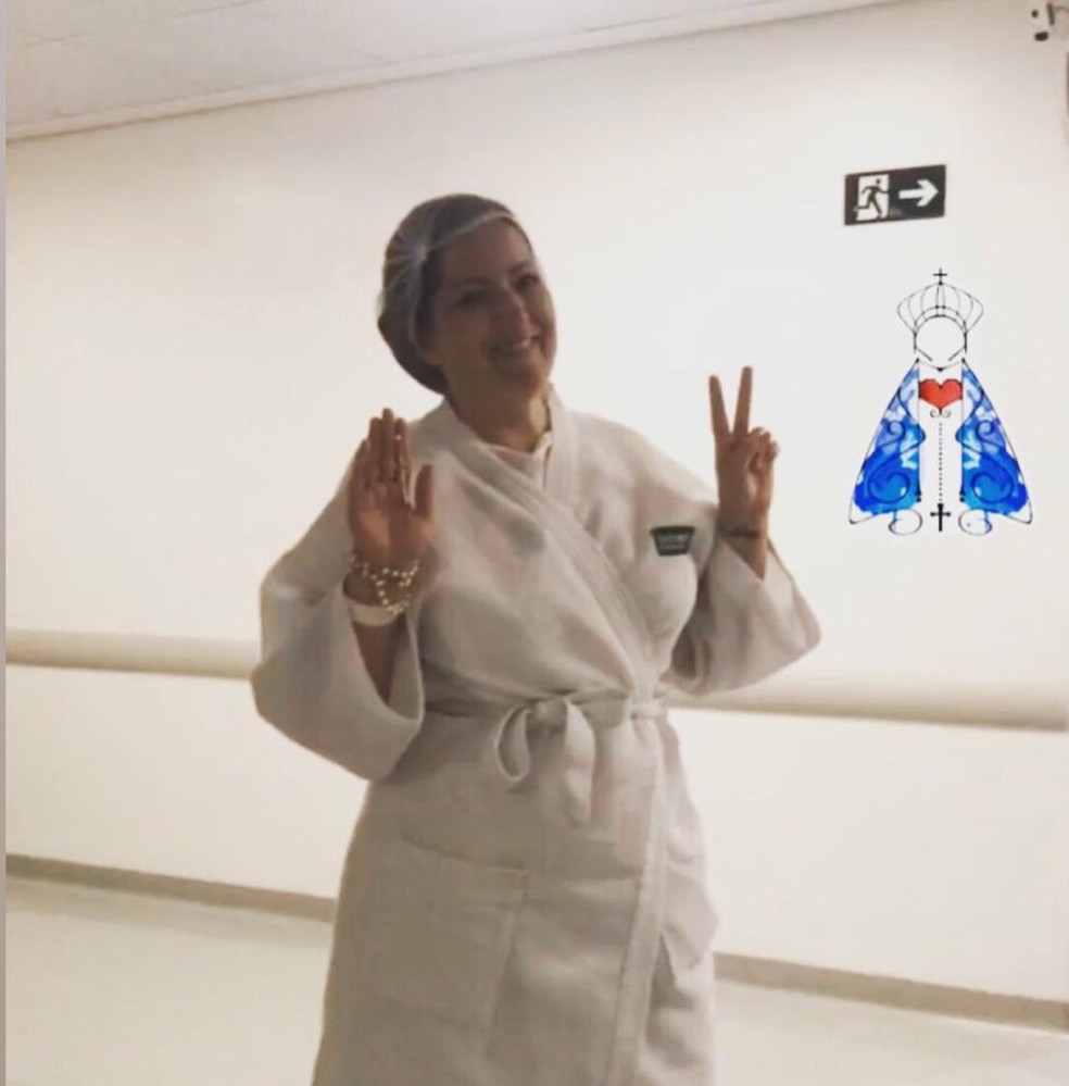 Fabiana indo para a sexta cirurgia com o terço que o Papa Francisco lhe deu no pulso — Foto: Arquivo pessoal