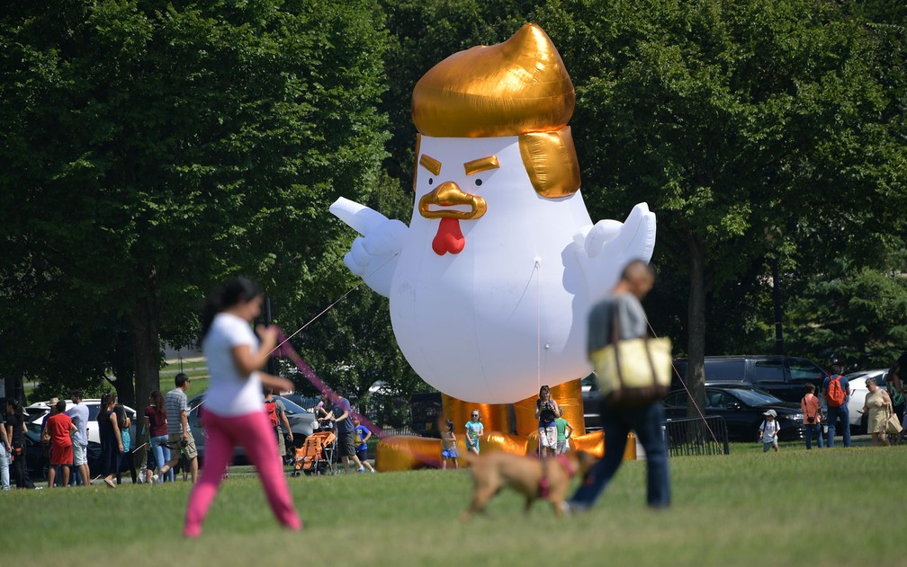 Uma galinha inflável imitando o presidente Donald Trump é vista no parque The Ellipse, atrás da Casa Branca e próximo ao Washington Monument, na quarta (9) (Foto: Mandel Ngan/AFP)