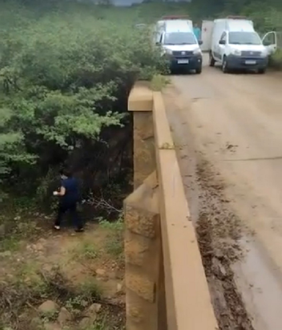 Moto caiu de ponte em rodovia estadual no Seridó  — Foto: Reprodução/TV Social Mídia