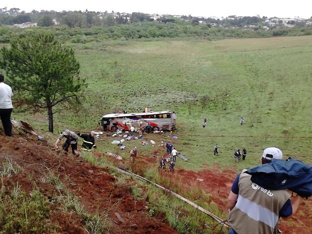 Motorista do ônibus perdeu o controle e caiu de um barranco de 25 metros em Passo Fundo (Foto: Fábio Lehmen/RBS TV)