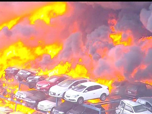 Dezenas de carros foram queimados (Foto: Reprodução / GloboNews)