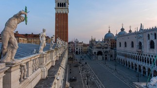 Imagem aérea mostra como a Praça de São Marcos, o coração de Veneza, está vazio durante o período de quarentenaAFP
