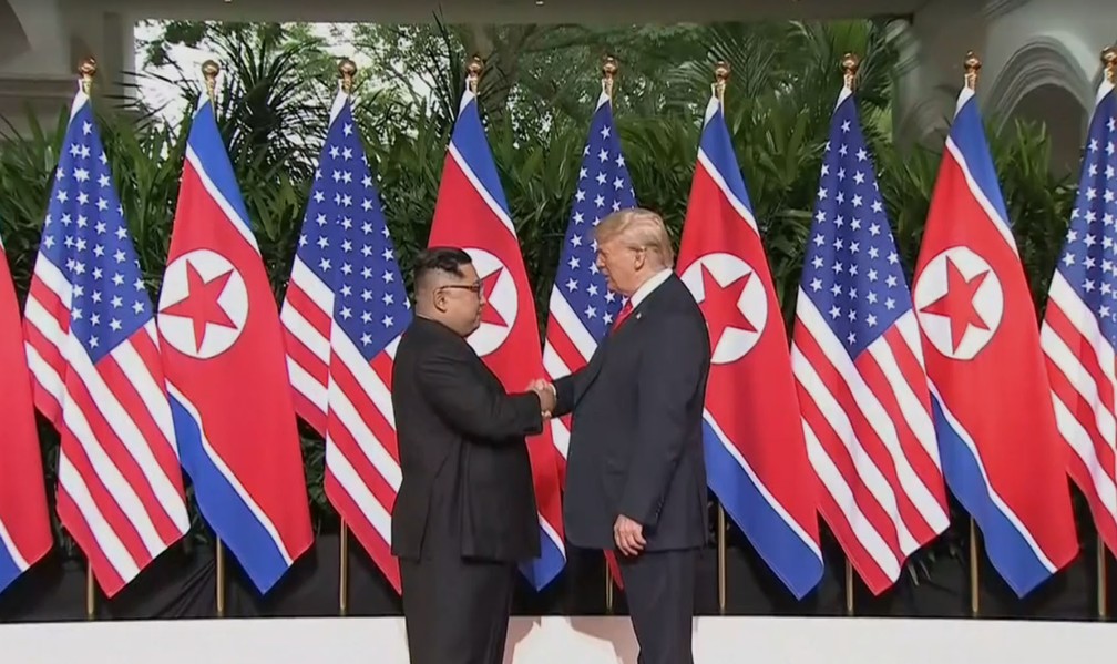 Trump e Kim apertam as mÃ£os em encontro histÃ³rico em Singapura (Foto: ReproduÃ§Ã£o)