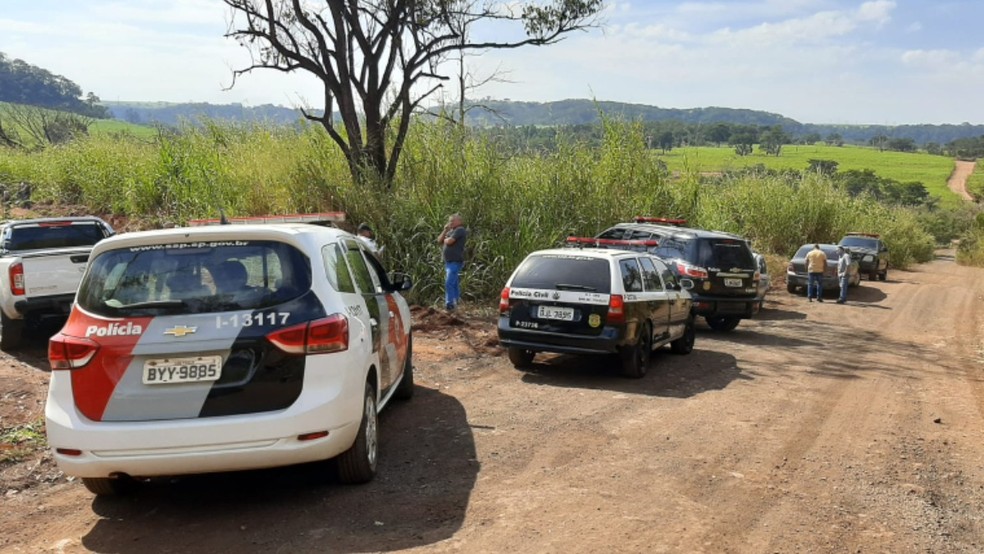 PM encontra corpo em estrada de terra em Araraquara — Foto: Milton Filho/a cidade on