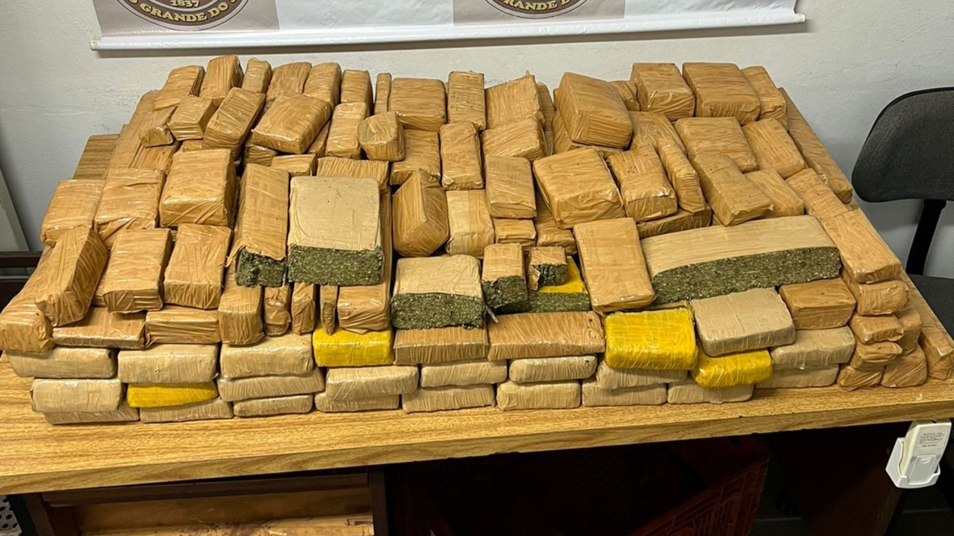 Suspeito de tráfico confunde policiais com compradores, entrega droga e é preso no RS, diz BM 