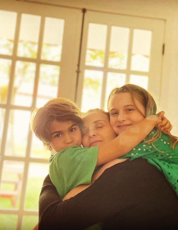 Fernanda Rodrigues com os filhos, Luisa e Bento (Foto: Reprodução/Instagram)