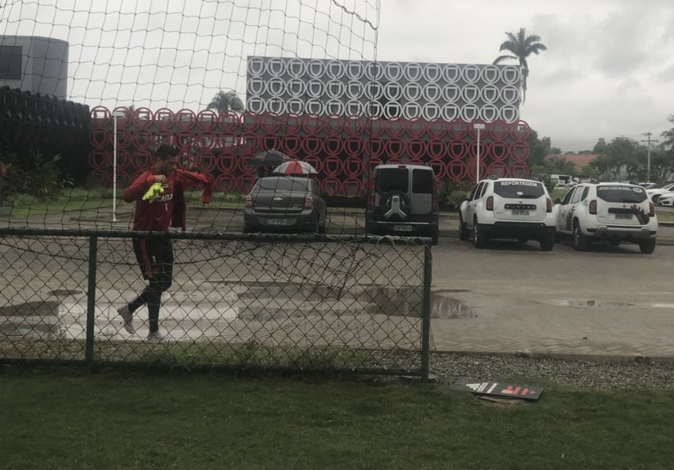 Diego Alves chega ao campo 4 do Ninho do Urubu &mdash; Foto: Amanda Kestelman/GloboEsporte.com