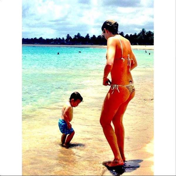 Luana e Dom aproveitam a praia (Foto: Reprodução/Instagram)