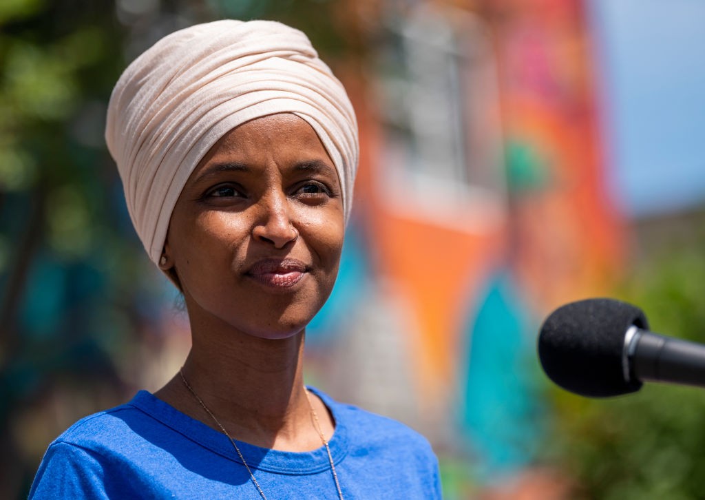 MINNEAPOLIS, MN - AUGUST 11: Rep. Ilhan Omar (D-MN) speaks with media gathered outside Mercado Central on August 11, 2020 in Minneapolis, Minnesota. Omar is hoping to retain her seat as the representative for Minnesota's 5th Congressional District in toda (Foto: Getty Images)