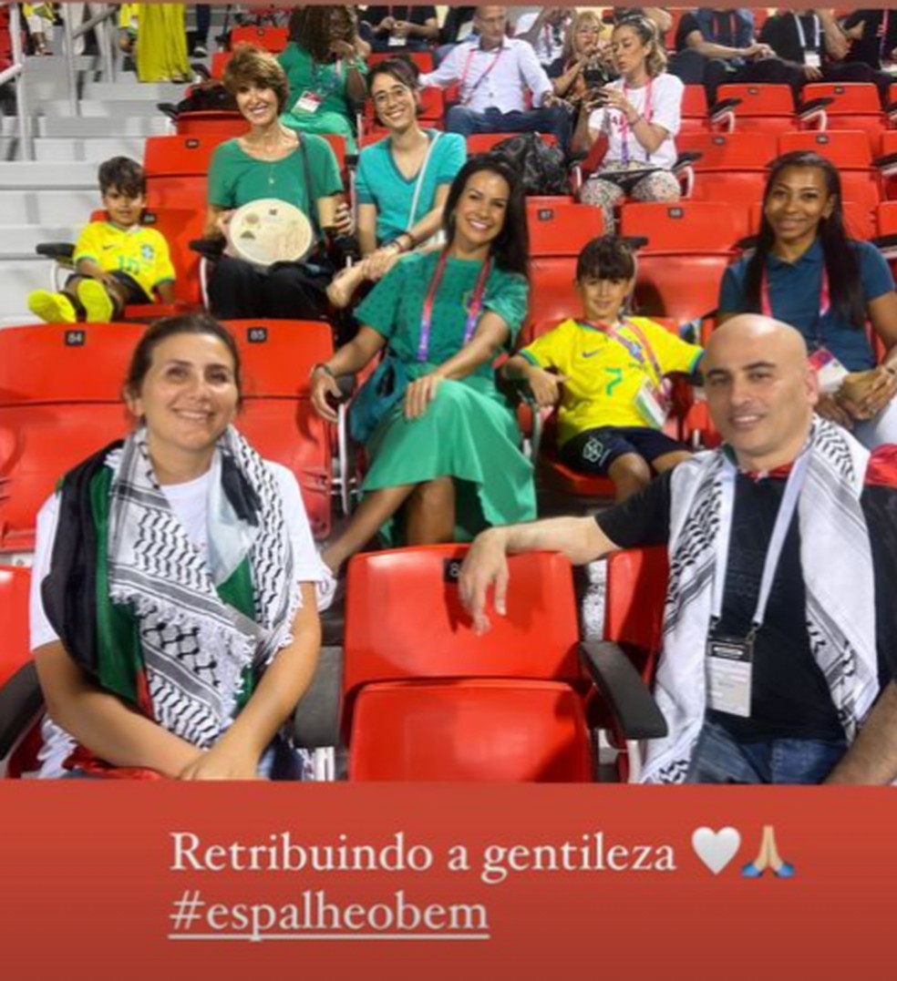 Torcedor que ajudou netos de Tite com família no treino do Brasil — Foto: Reprodução