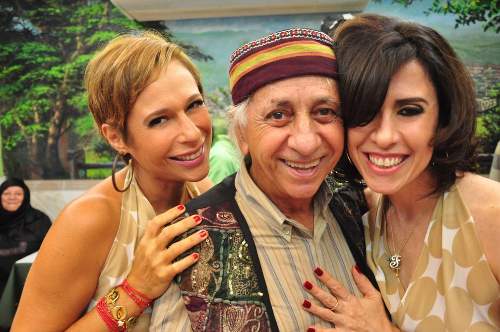 Flavio Migliaccio posa com Andréa Beltrão e Fernanda Torres nos bastidores de 'Entre Tapas e Beijos' — Foto: Estevam Avellar/Globo