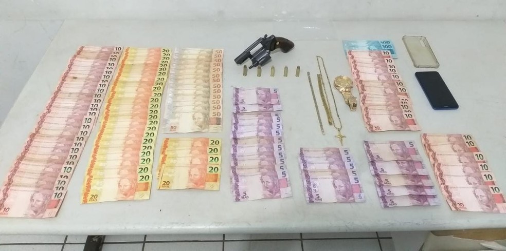 Polícia Militar apreende R$ 2000, um revólver e 5 munições intactas de suspeito  — Foto: Polícia Militar /Divulgação