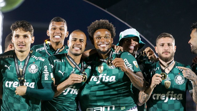 Luiz Adriano comemora o título da Libertadores
