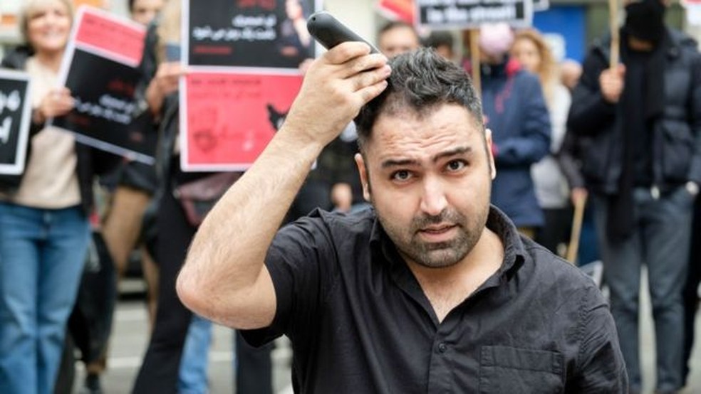 Muitos homens também se solidarizaram com o gesto simbólico de cortar o cabelo — Foto: GETTY IMAGES/via BBC