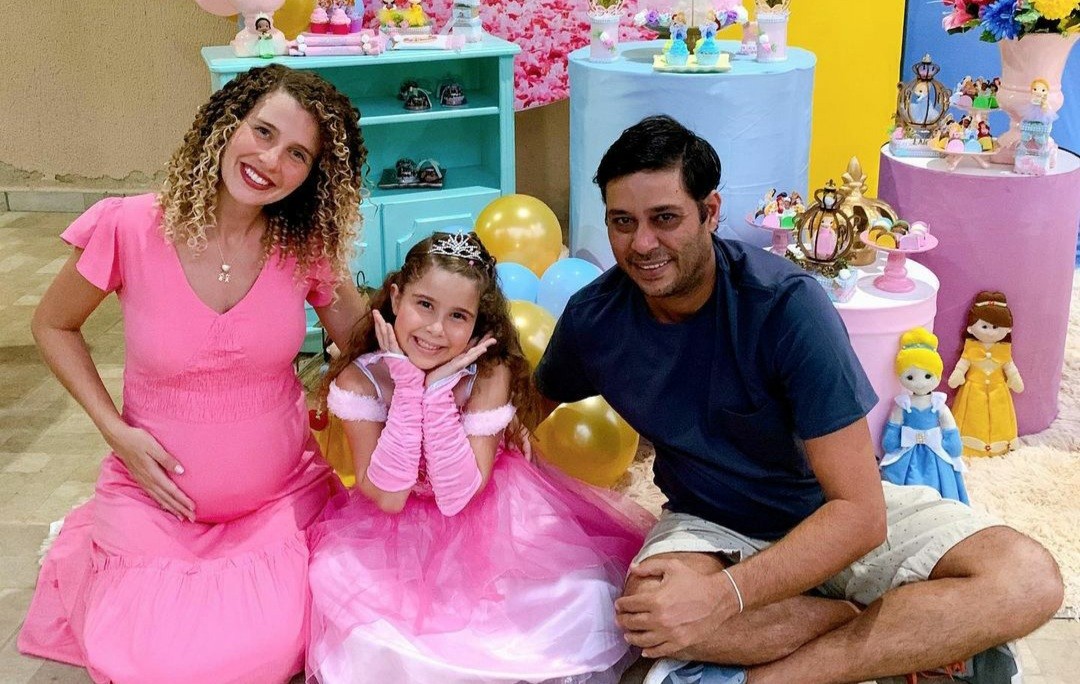 Debby Lagranha com a filha, Duda, e o marido  (Foto: Reprodução / Instagram )