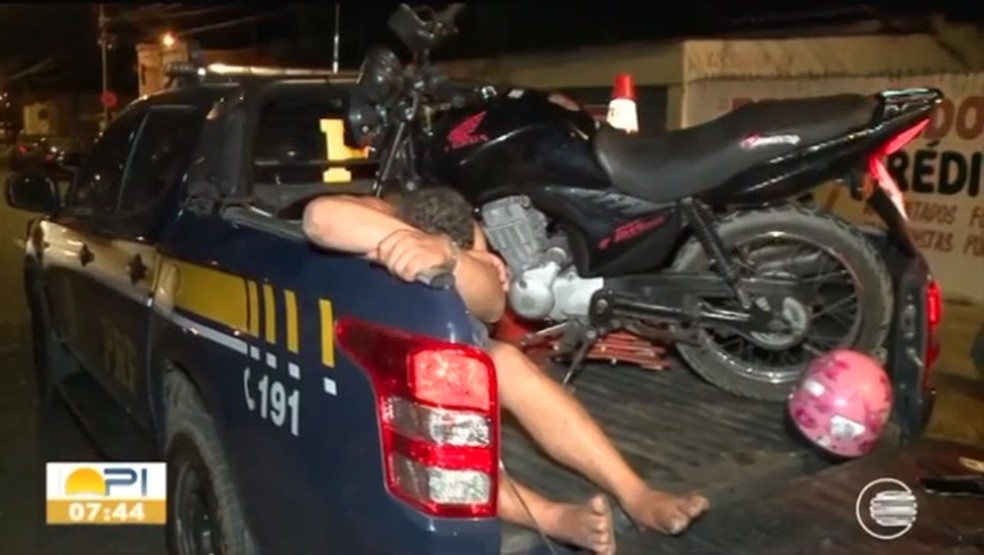 Suspeito preso após troca de tiros com a polícia em Teresina — Foto: Reprodução/TV Clube
