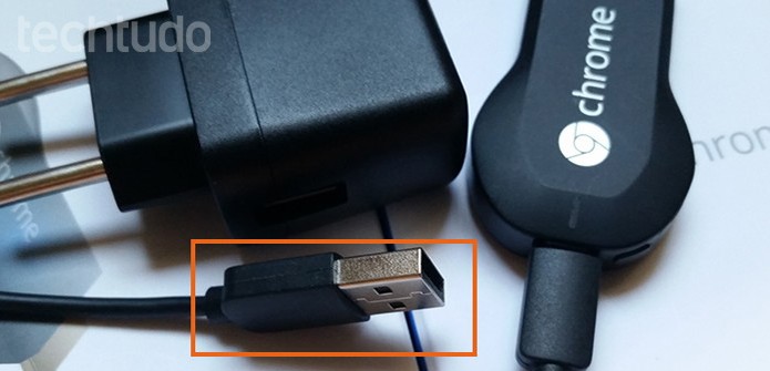 Deixe a outra ponta do cabo USB sem o adaptador de tomada (Foto: Barbara Mannara/TechTudo)