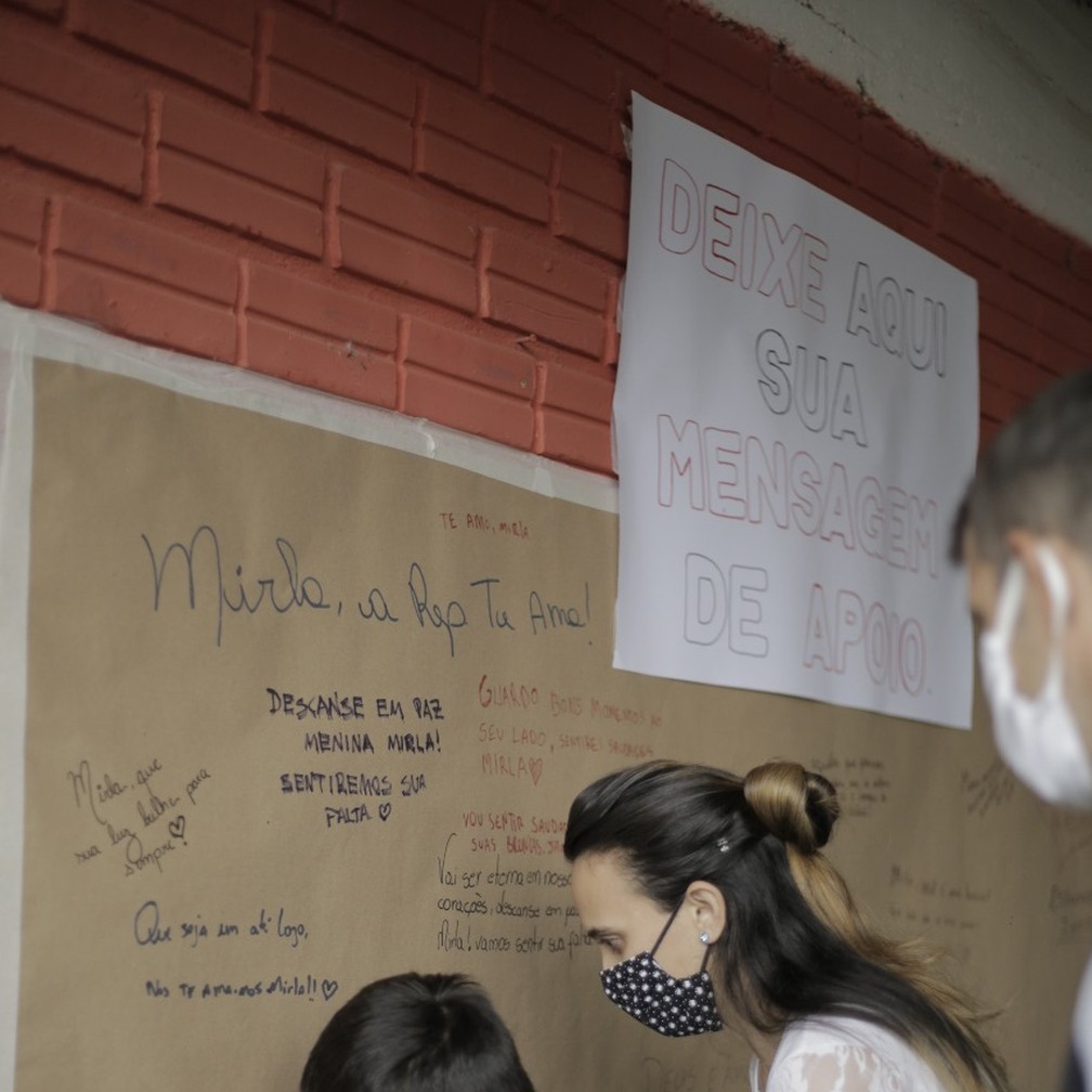 Menino escreve em mural de mensagens para vítimas do ataque a creche em Saudades — Foto: Sirli Freitas/Divulgação