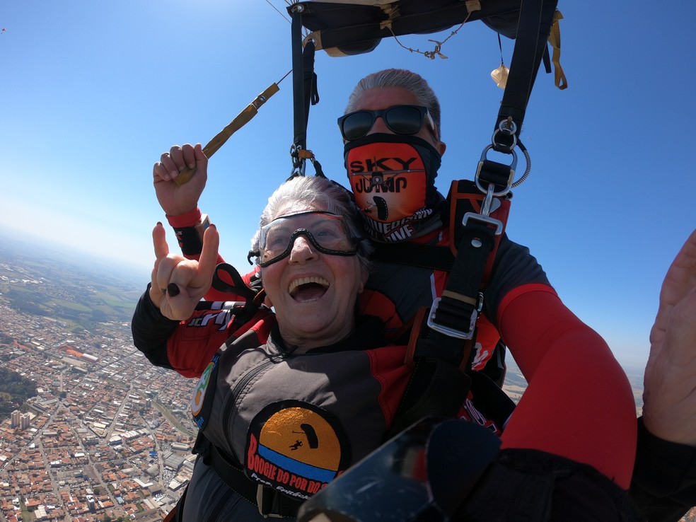 Idosa realizou sonho de saltar de paraquedas após completar 69 anos — Foto: Sky Jump