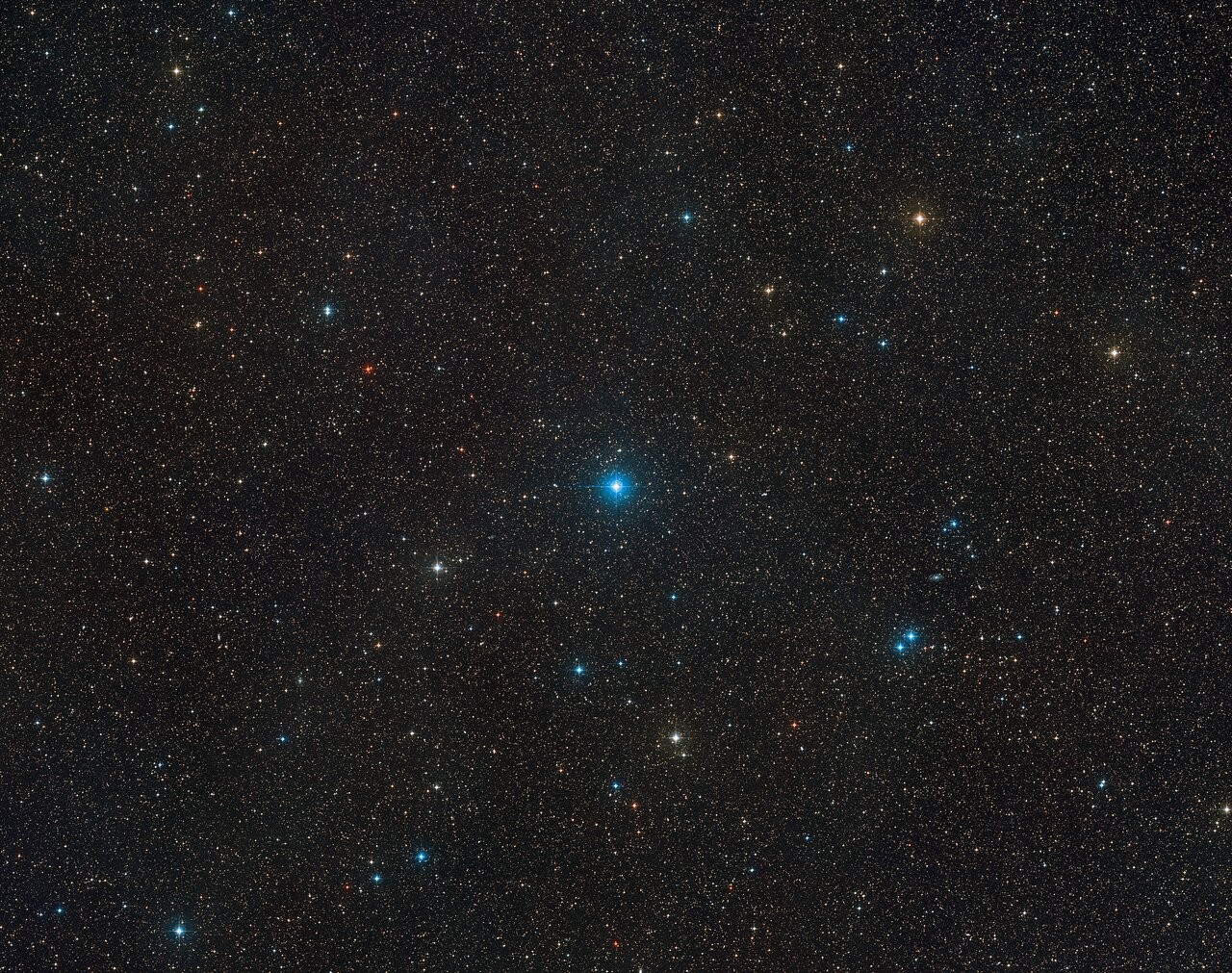 Grande angular mostra a região do céu, na constelação do Telescópio, onde está o sistema HR 6819 (Foto: ESO/Digitized Sky Survey 2/Davide De Martin)