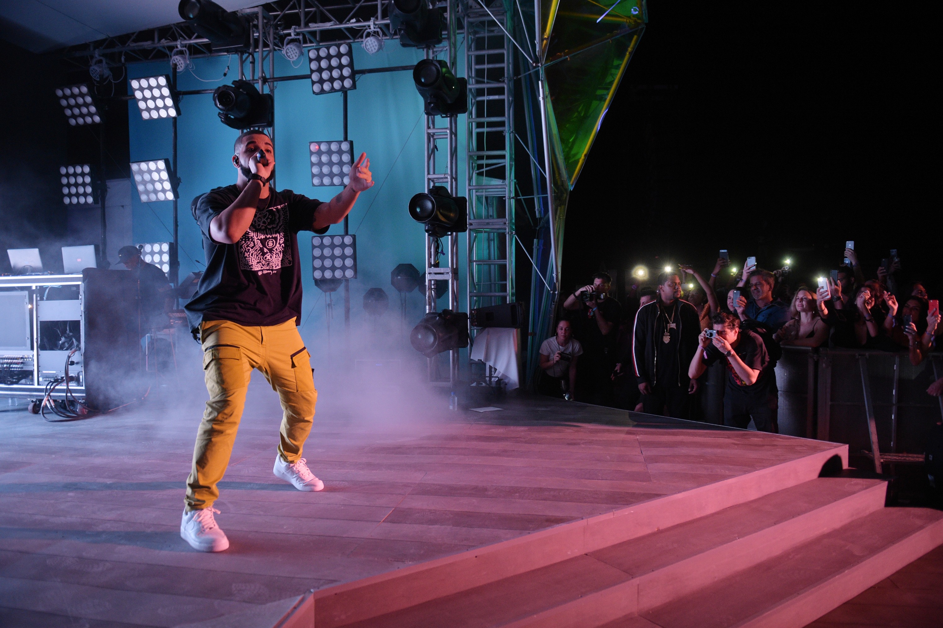 A parceria entre Drake no microfone e Virgil Abloh na picape já rolou antes, na semana de arte de Miami (Foto: Getty Images/ Jason Kempin )