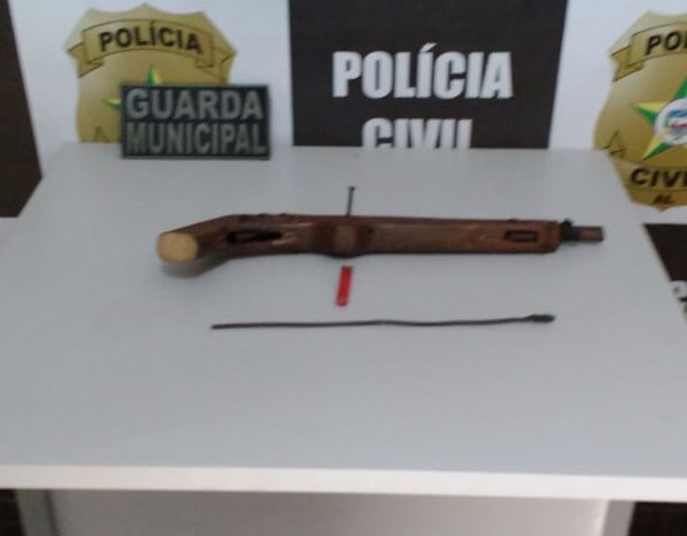 Arma apreendida foi encontrada dentro da casa de parentes do suspeito no município de Campo Alegre, AL — Foto: Divulgação/PC-AL