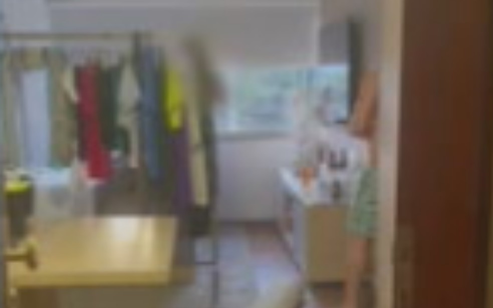 Momento em que jovem é abordado por morador, em Anápolis — Foto: Reprodução/TV Anhanguera 